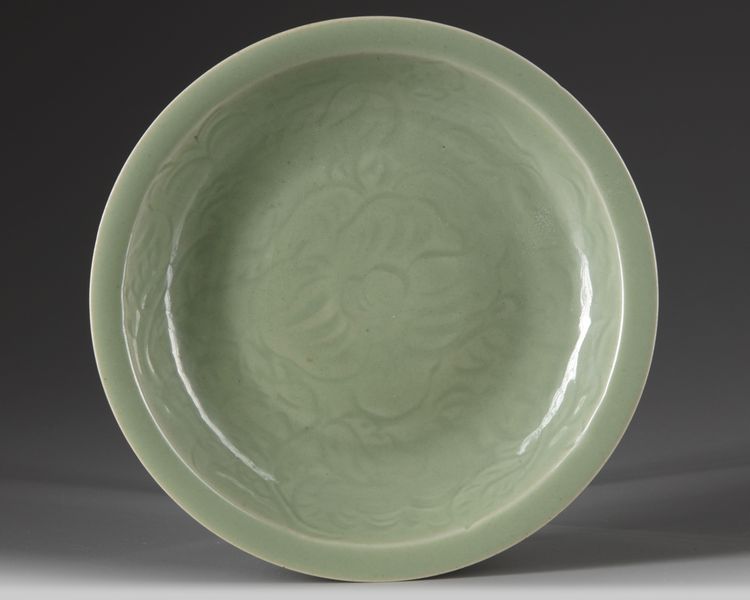 A CHINESE CELADON GLAZED DISH, POSSIBLY MING DYNASTY