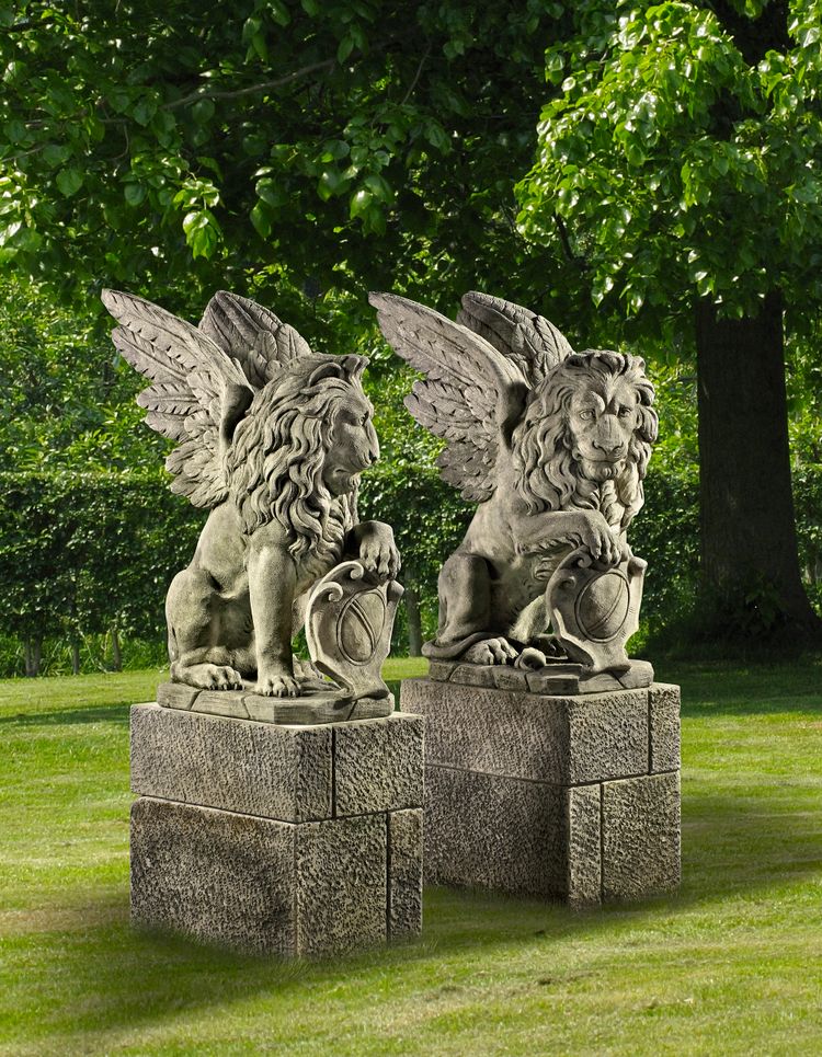 A PAIR OF SCULPTED LIMESTONE MODELS OF WINGED LIONS, SECOND HALF 20TH CENTURY