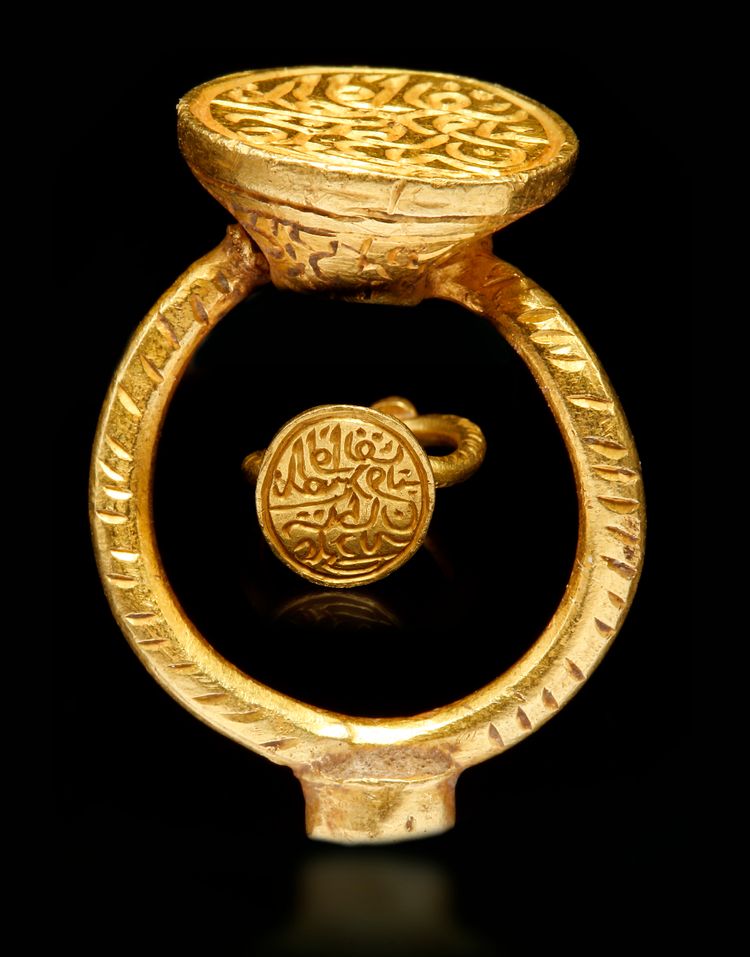 A GOLD INSCRIBED SEAL RING