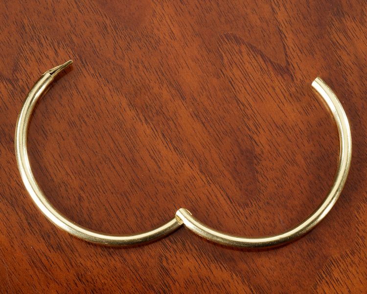 AN 18 CARAT YELLOW GOLD PLAIN HINGED SLAVE BANGLE