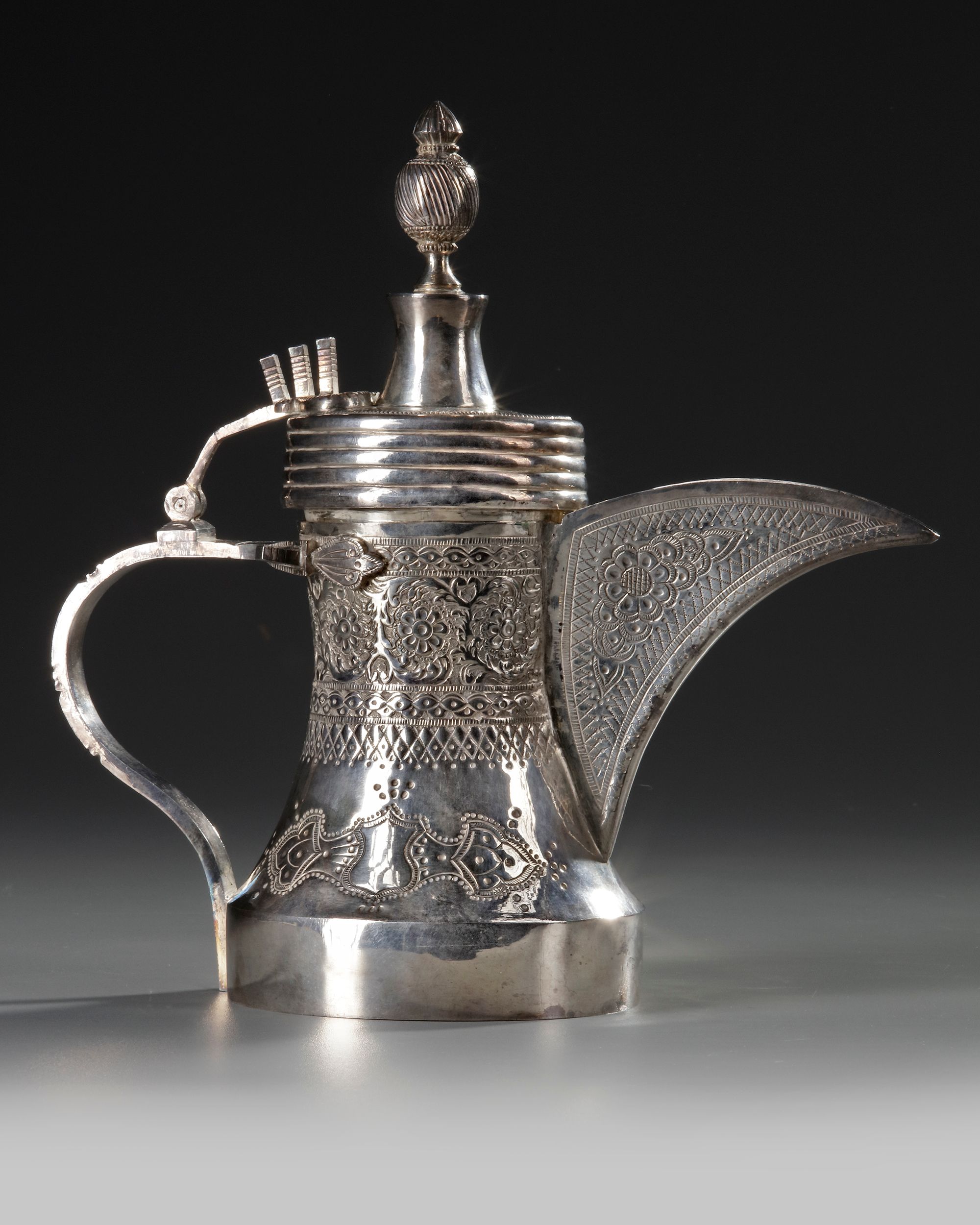 A SILVER COFFEE POT OR DALLAH OMAN NIZWA, CIRCA 1940-1950