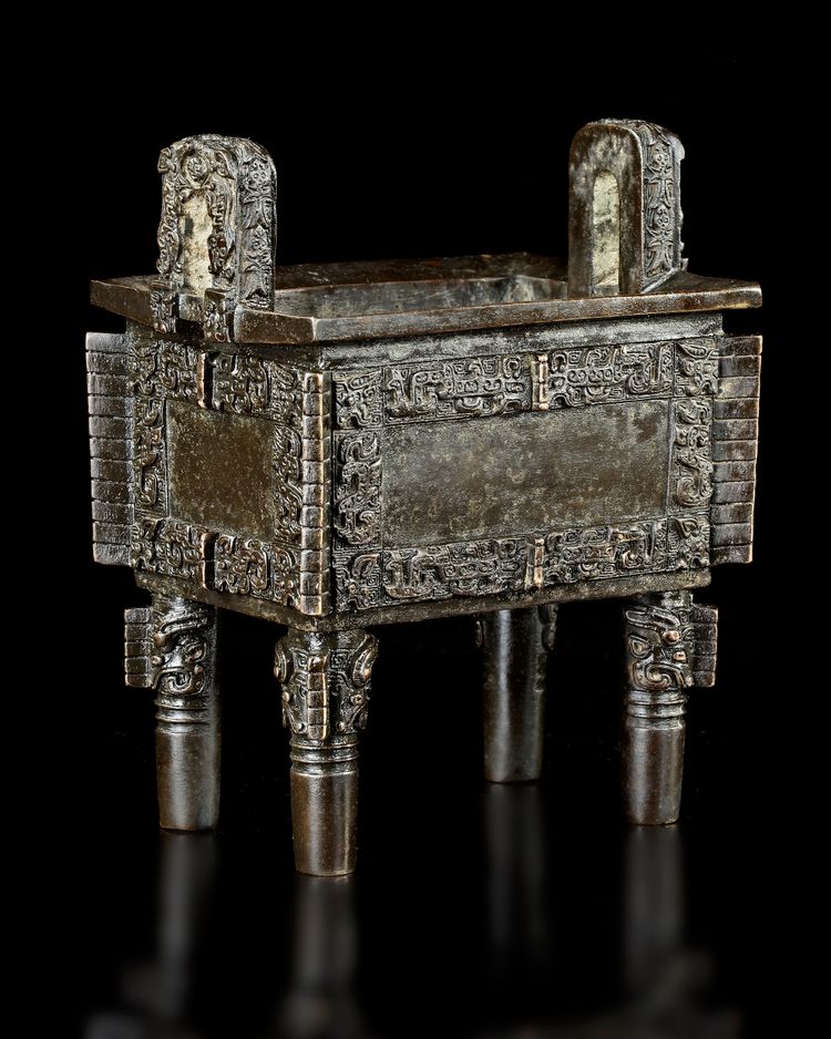 A CHINESE BRONZE CENSER, MING DYNASTY (1368-1644)