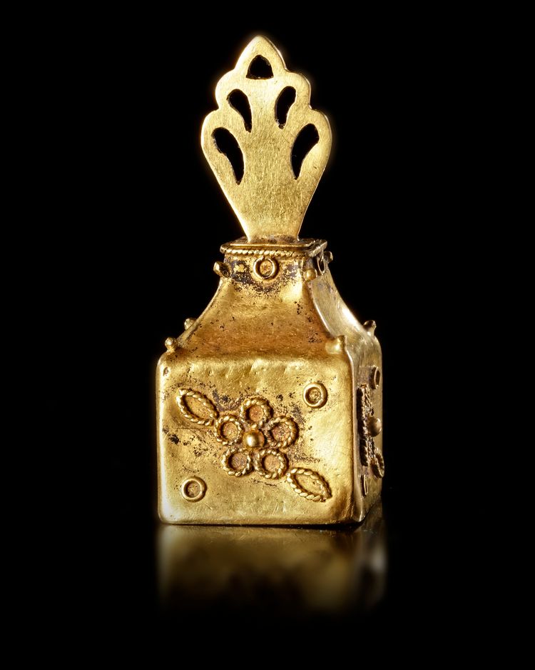 AN OTTOMAN GOLD KOHL BOTTLE, 16TH-17TH CENTURY