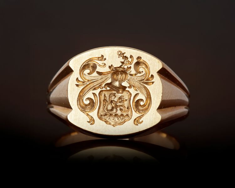 A 14 CARAT GOLD GENTLEMAN'S COAT OF ARMS SEAL RING