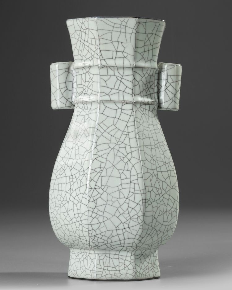 A CHINESE GE-TYPE HU-FORM VASE, QING DYNASTY (1644-1911)