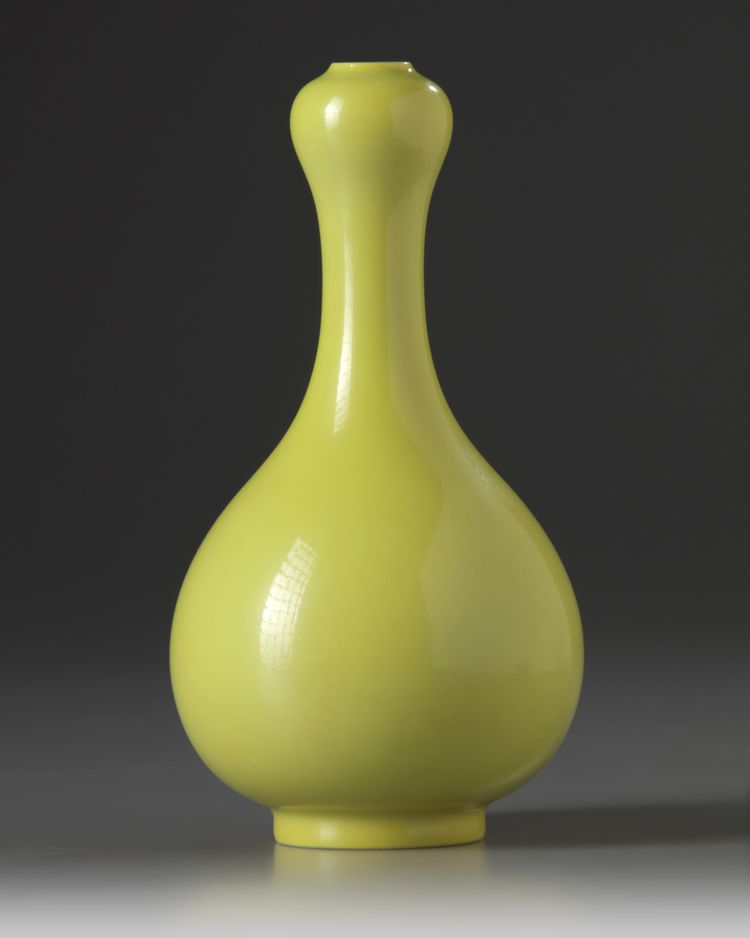 A Chinese yellow-ground garlic head vase
