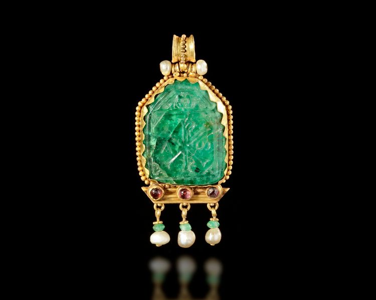 A BYZANTINE GOLD PENDANT WITH EMERALD CHI-RHO INTAGLIO 6TH-8TH CENTURY AD