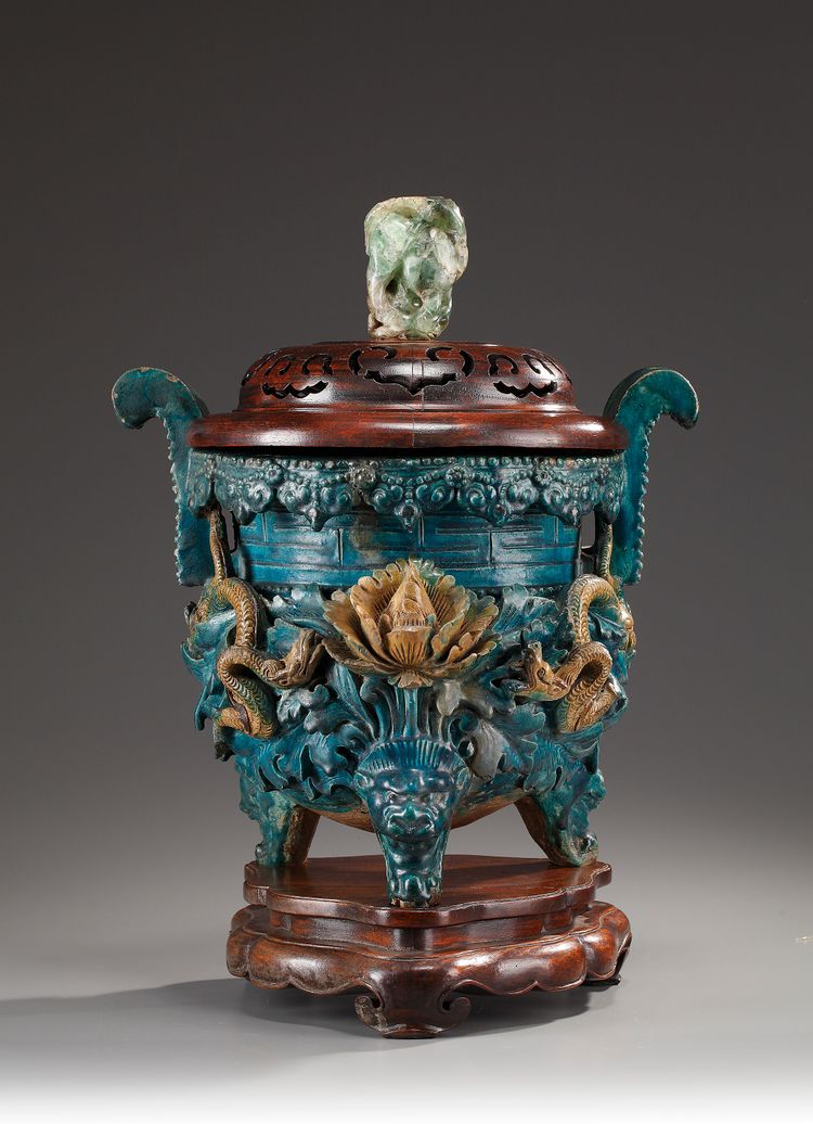 A LARGE CHINESE FAHUA DRAGON TRIPOD CENSER, 16TH CENTURY