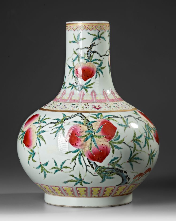 A CHINESE FAMILLE ROSE BOTTLE VASE, QING DYNASTY (1644-1912)
