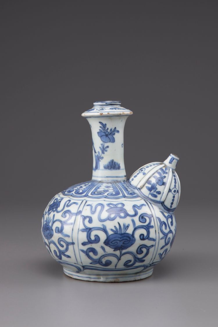 A blue and white Kendi