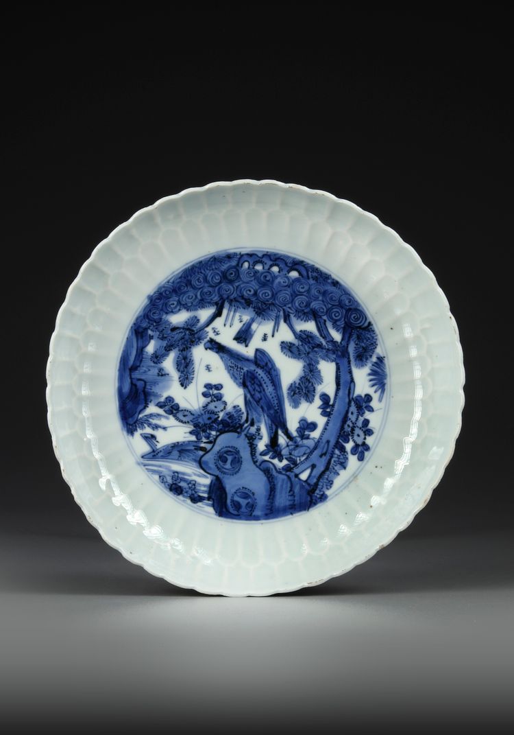 A CHINESE BLUE AND WHITE INCISED DECORATED DISH, WANLI PERIOD (1573-1619)