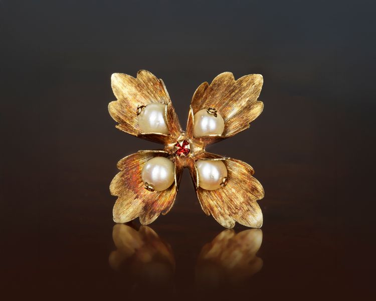 A 14 CARAT GOLD FOLIATE SHAPED BROOCH ADORNED WITH PEARLS