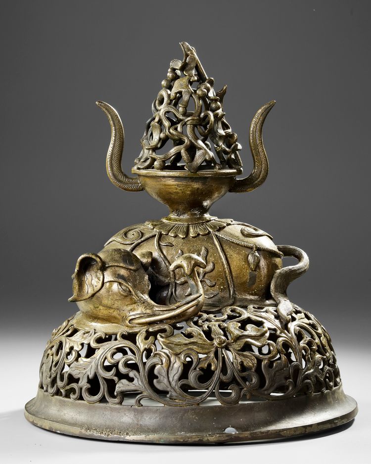 LARGE CHINESE BRONZE COVER, 17TH / 18TH CENTURY