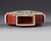 A CHINESE FAMILLE ROSE FAUX-BOIS MOON FLASK, REPUBLIC PERIOD (1911-1949)