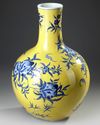 A LARGE CHINESE YELLOW GROUND NINE PEACHES VASE, QING DYNASTY (1644-1911)