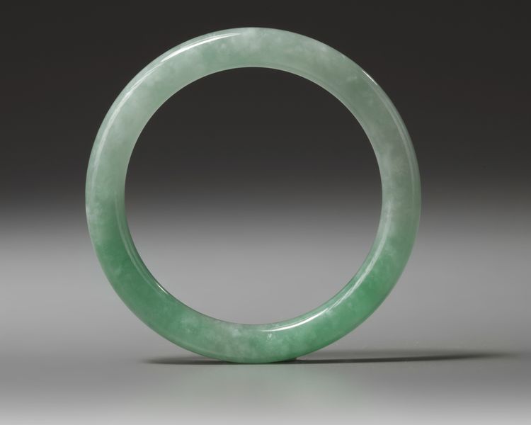 A CHINESE JADEITE BANGLE,19TH CENTURY