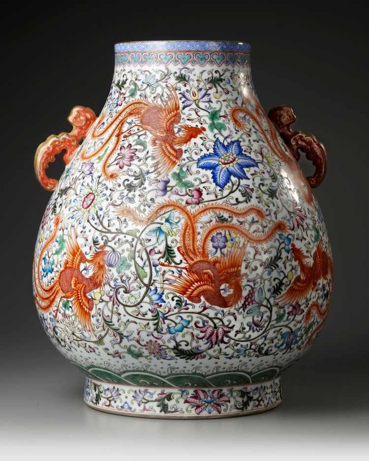 A LARGE CHINESE FAMILLE ROSE HU VASE, 19TH-20TH CENTURY