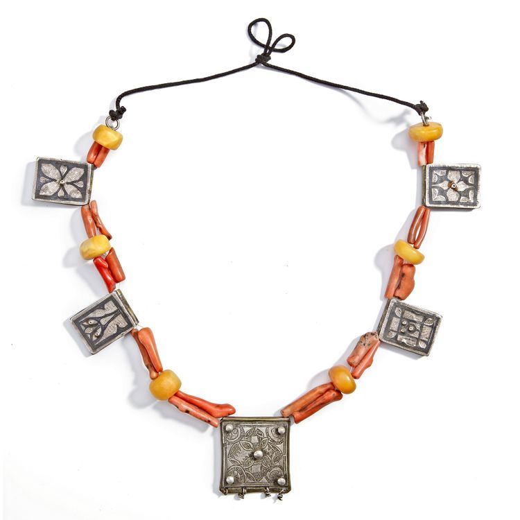 A SILVER NECKLACE WITH CORAL, TIBET, 19TH CENTURY