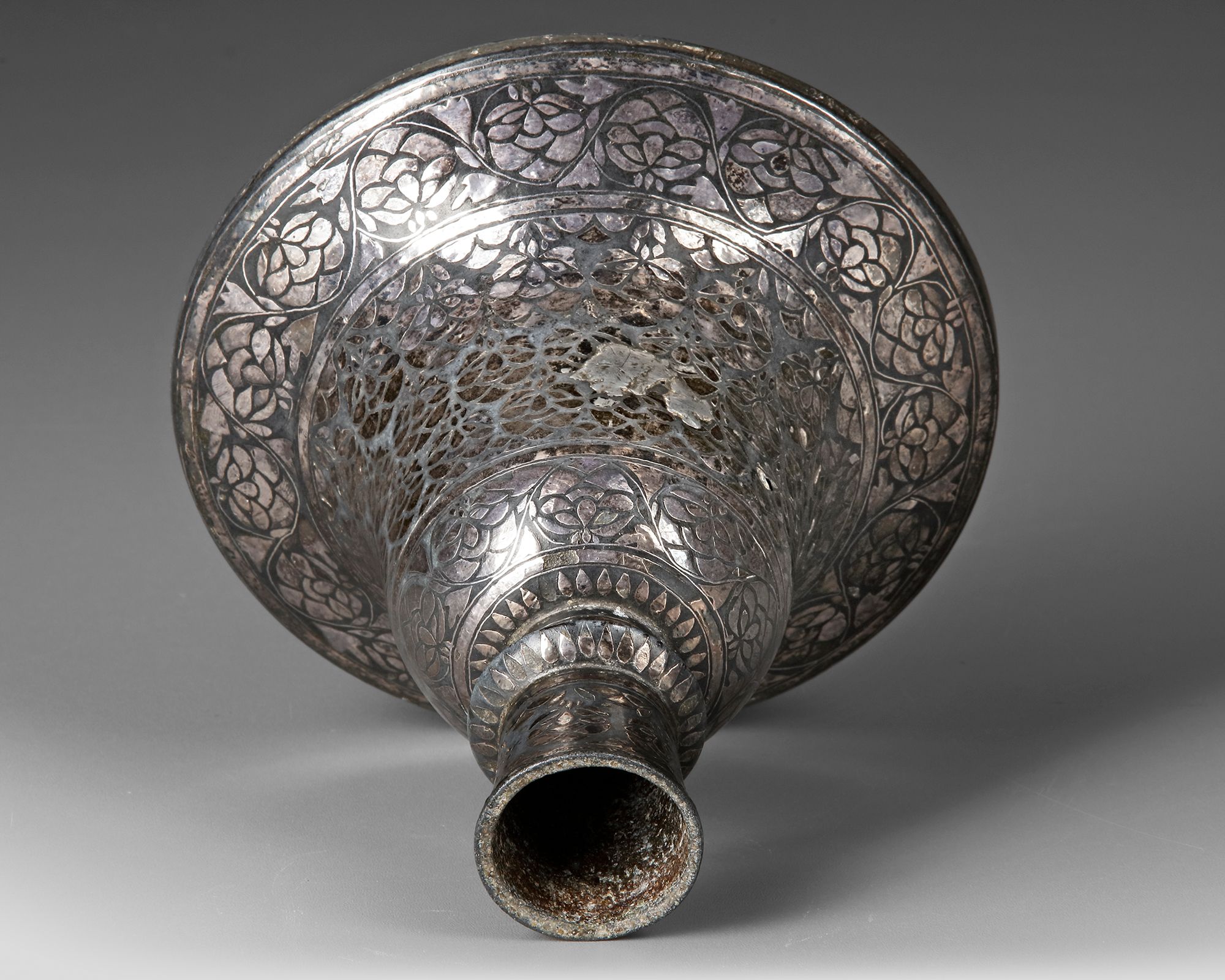 AN INDIAN BIDRI SILVER-INLAID BELL SHAPED HOOKAH BASE, 19TH CENTURY