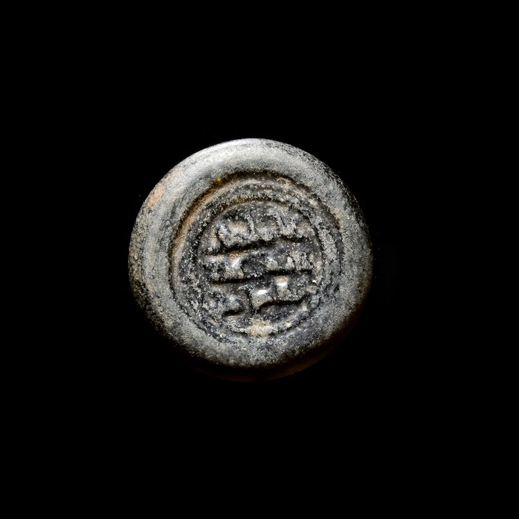 A FATIMID GLASS WEIGHT OF DIRHAM, EGYPT AL-HAKIM BI-AMR ALLAH (386AH-411AH/ 996AD-1021AD)