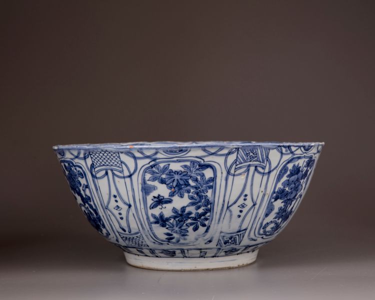 A large Chinese blue and white ‘Kraak porselein’ bowl