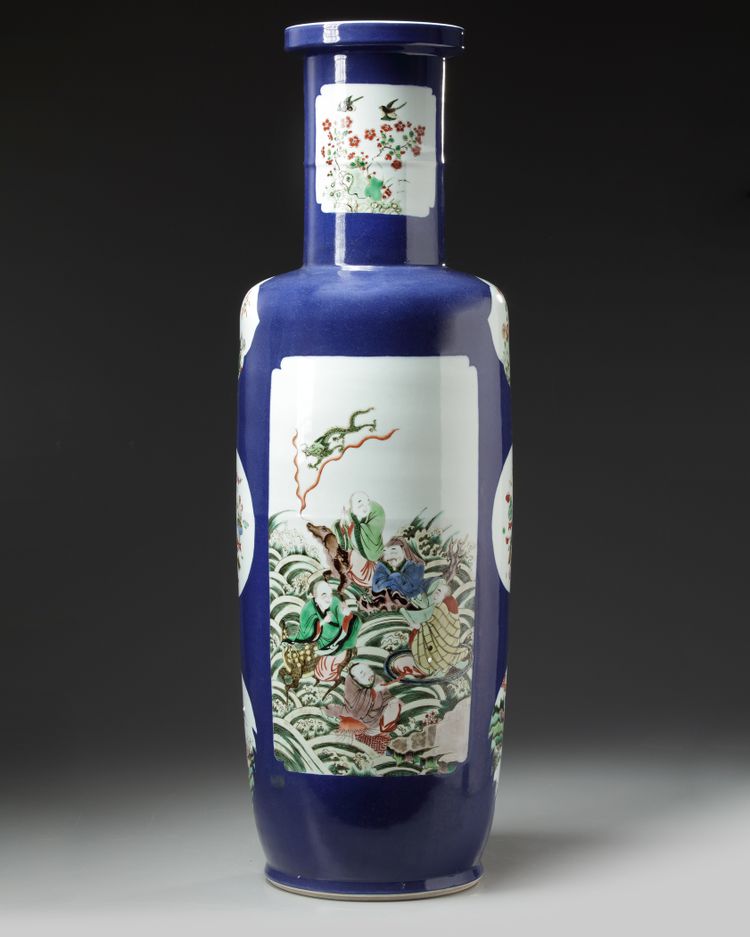A LARGE CHINESE BLUE GROUND FAMILLE VERTE ROULEAU VASE, 19TH CENTURY