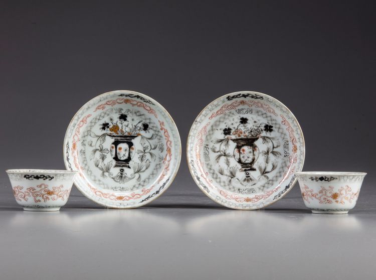 TWO PAIRS OF CHINESE GRISAILLE AND ROUGE-DE FER DECORATED CUPS AND SAUCERS, QIANLONG PERIOD (1736-1795)