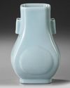 A CHINESE PORCELAIN HU VASE, 20TH CENTURY