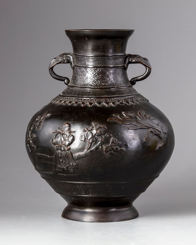 A CHINESE BRONZE VASE, 19TH CENTURY