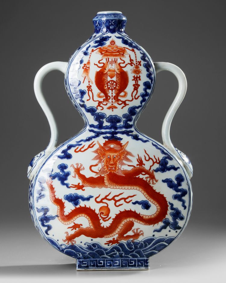 A CHINESE IRON-RED DECORATED BLUE AND WHITE VASE, 19TH-20TH CENTURY