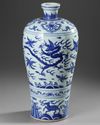 A LARGE CHINESE BLUE AND WHITE MEIPING VASE, 19TH-20TH CENTURY