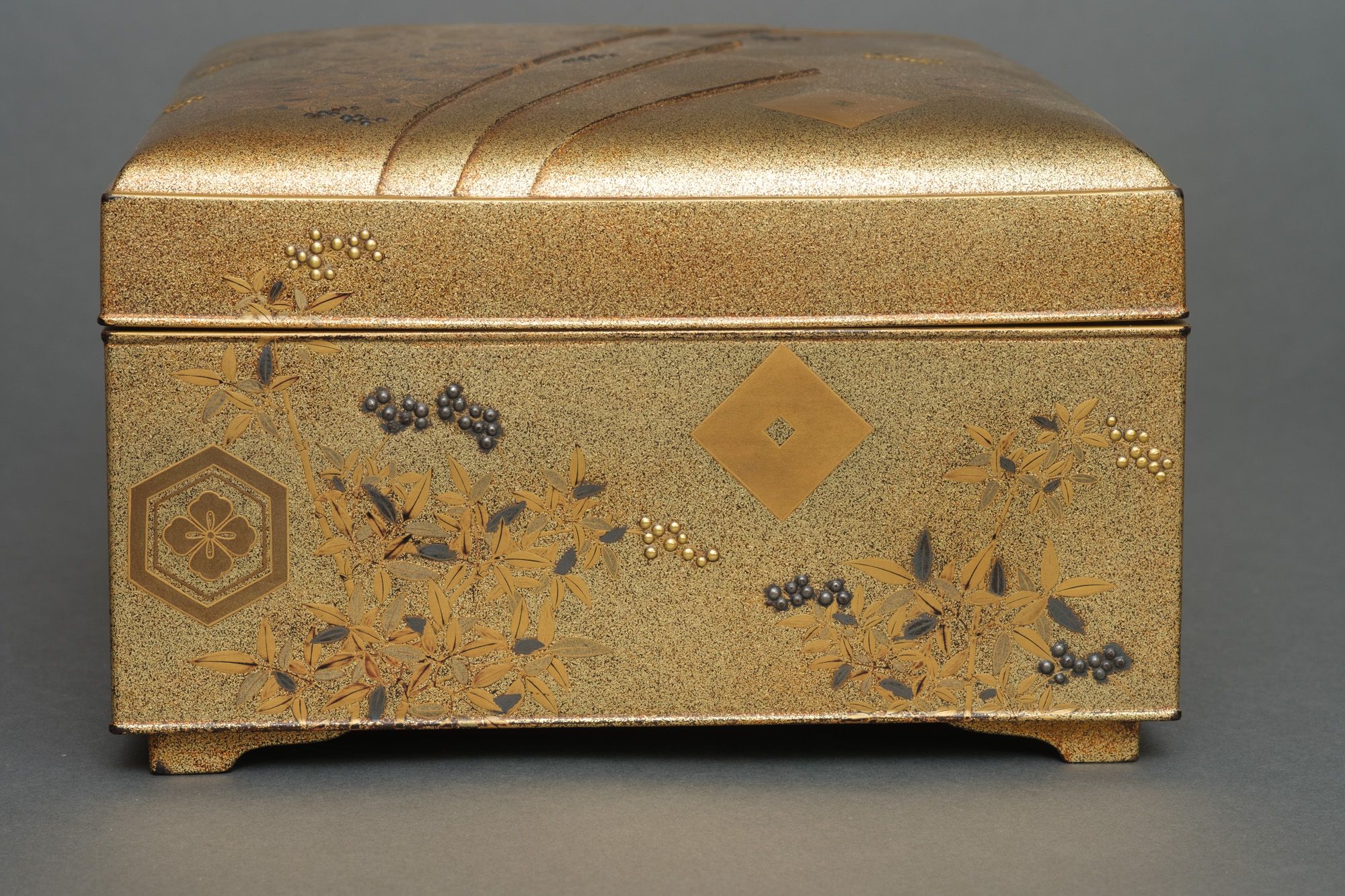 A JAPANESE GOLD LACQUER TEBAKO 手箱 (BOX FOR PERSONAL ACCESSORIES