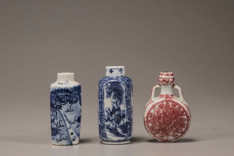 THREE CHINESE PORCELAIN SNUFF BOTTLES, 19TH CENTURY
