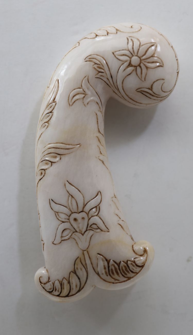 A MUGHAL JADE DAGGER HILT, NDIA, 20TH CENTURY