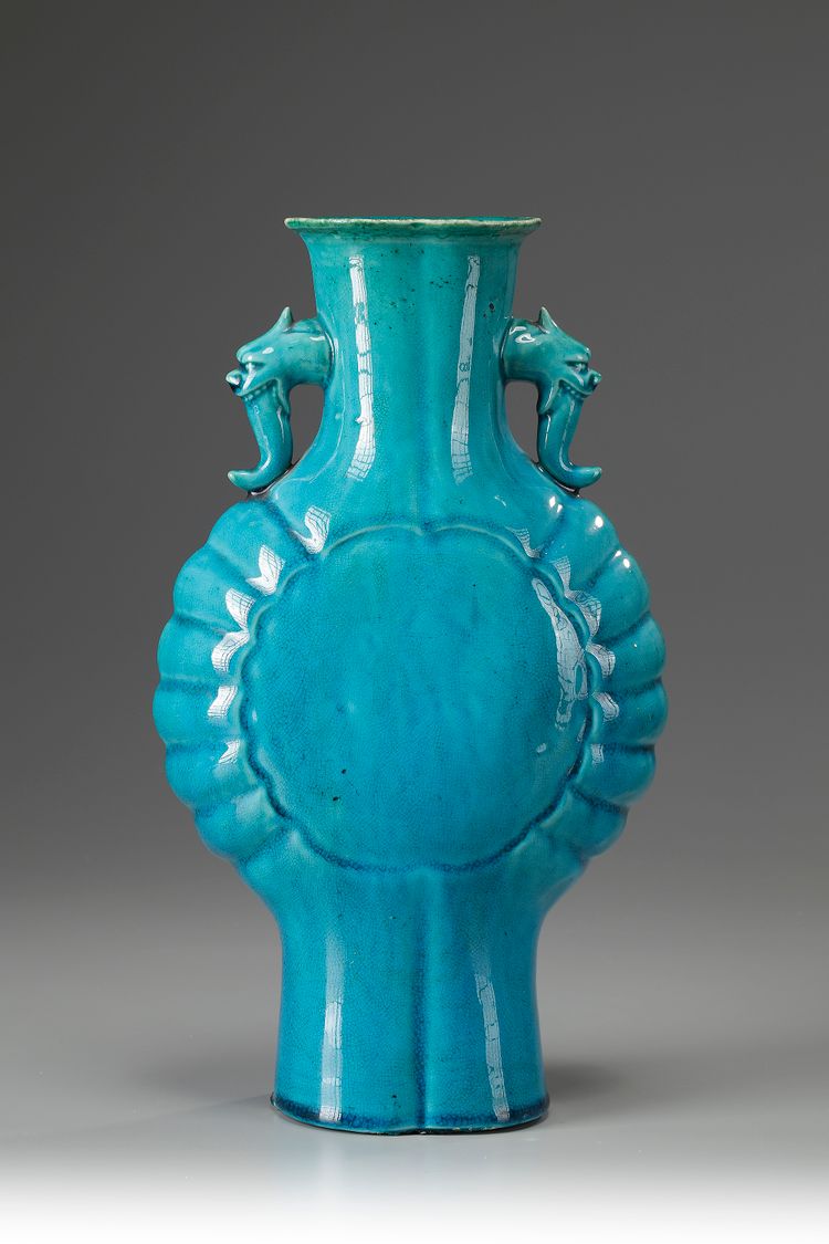 A LARGE TURQUOISE GLAZED VASE, 18TH CENTURY