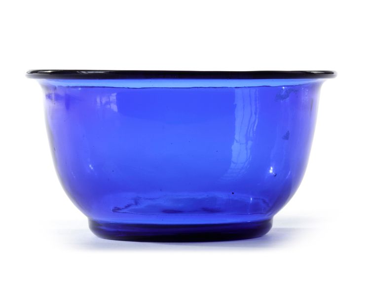 A CHINESE PEKING GLASS BOWL, 19TH CENTURY