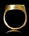 A ROMAN RING WITH AN AGATE INTAGLIO, 1ST CENTURY BC