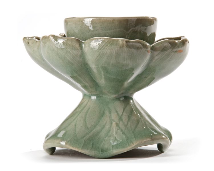 A CHINESE LONGQUAN OIL LAMP, MING DYNASTY 16TH CENTURY