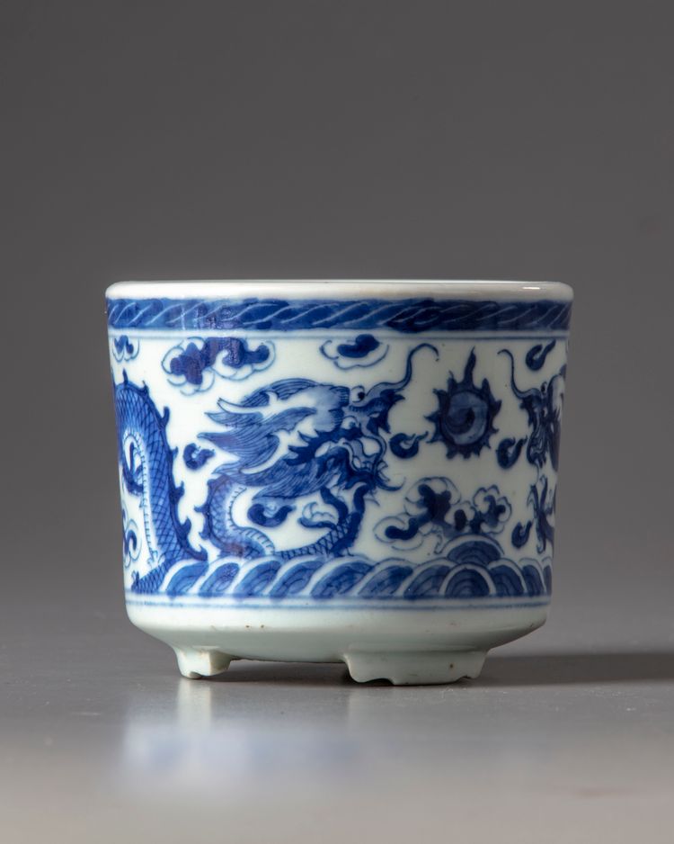 A CHINESE  BLUE AND WHITE PORCELAIN CENSER, 19TH CENTURY