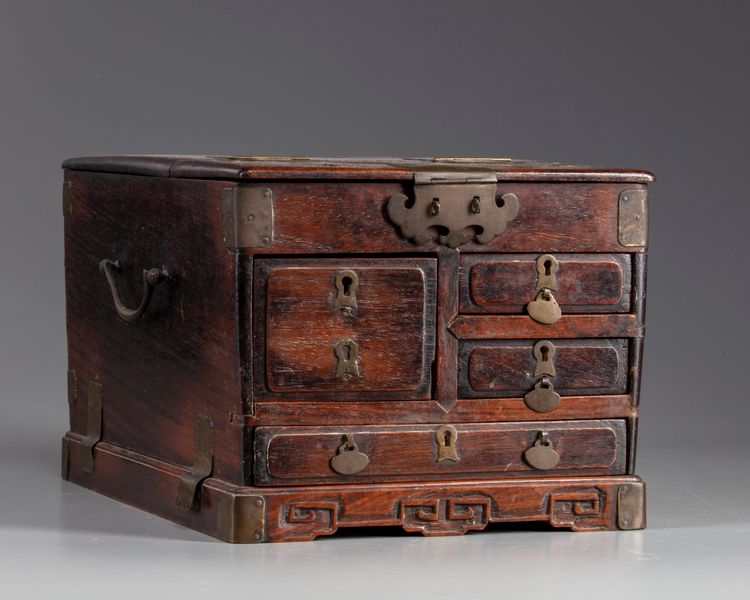 A Chinese hardwood cosmetics mirror box