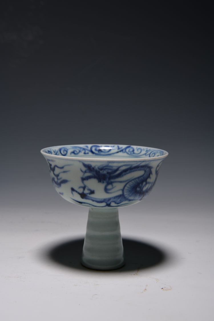 A CHINESE BLUE AND WHITE STEM CUP, CHINA,QING DYNASTY (1644-1911)