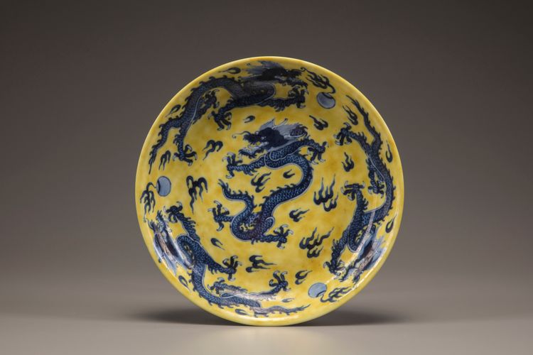 A yellow-ground blue and white 'dragon' dish