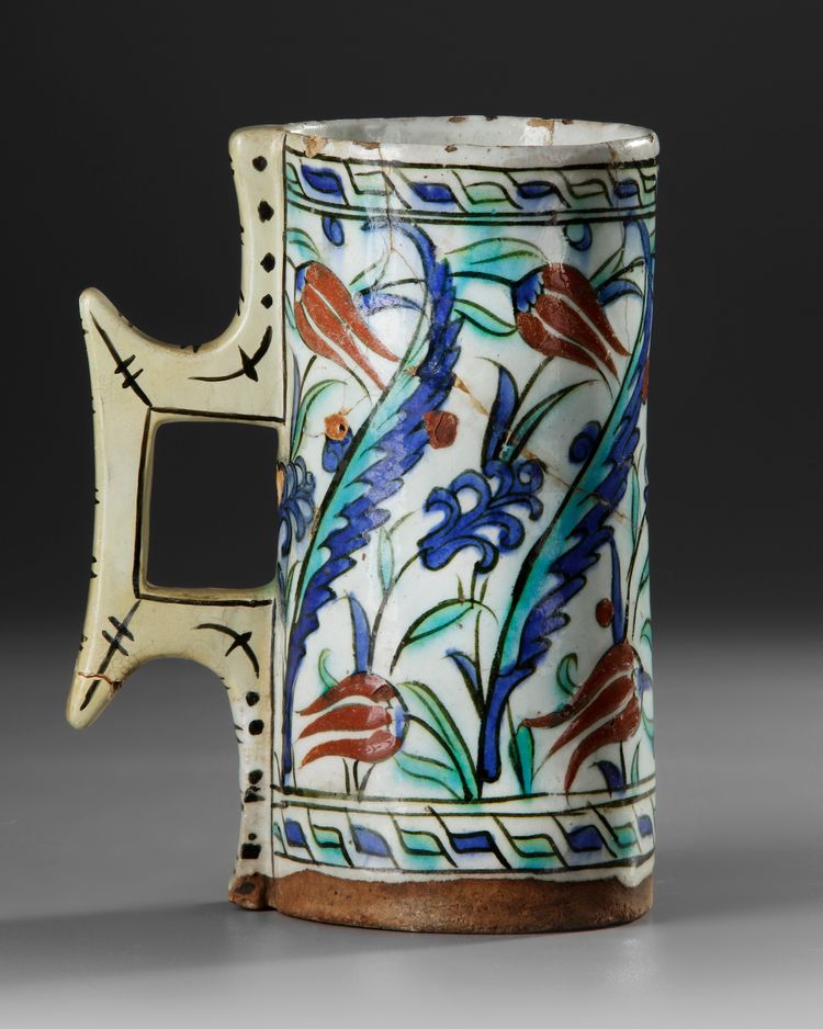 AN OTTOMAN IZNIK POTTERY TANKARD, TURKEY 17TH CENTURY