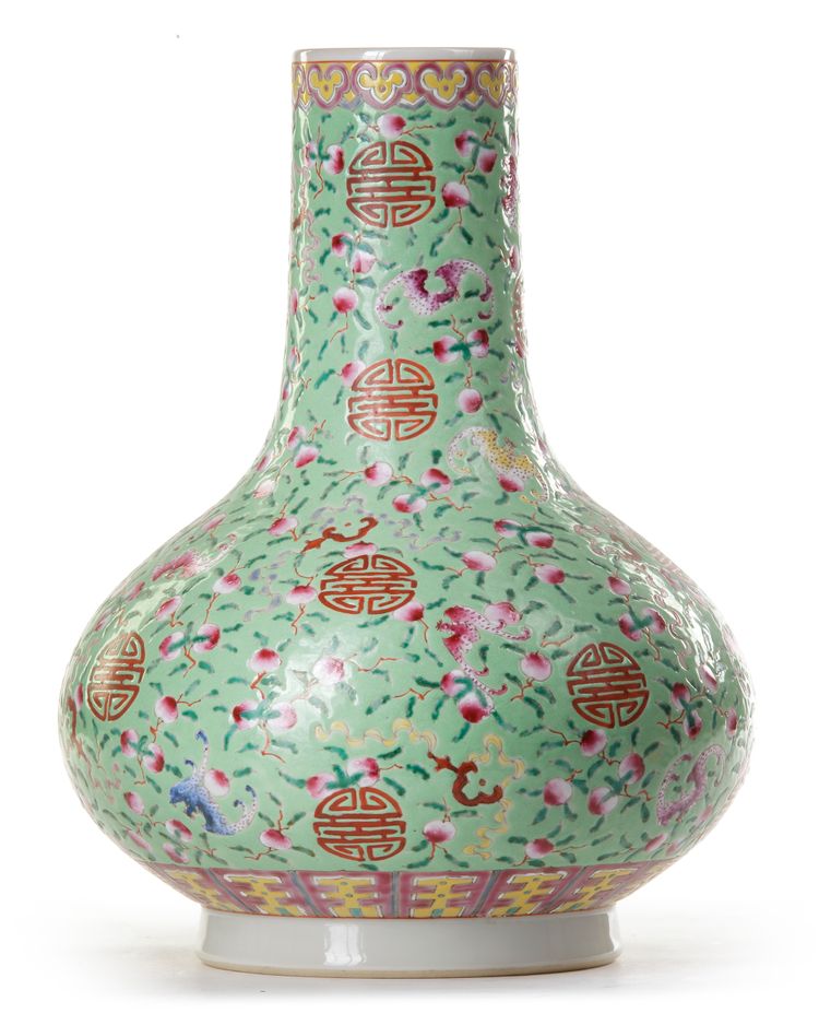 A CHINESE GREEN-GROUND FAMILLE ROSE VASE, CHINA, 19TH-20TH CENTURY