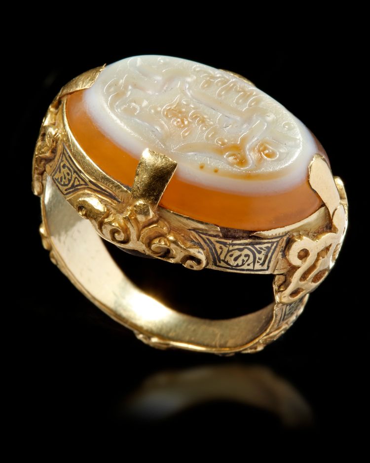 AN AGATE SEAL GOLD RING