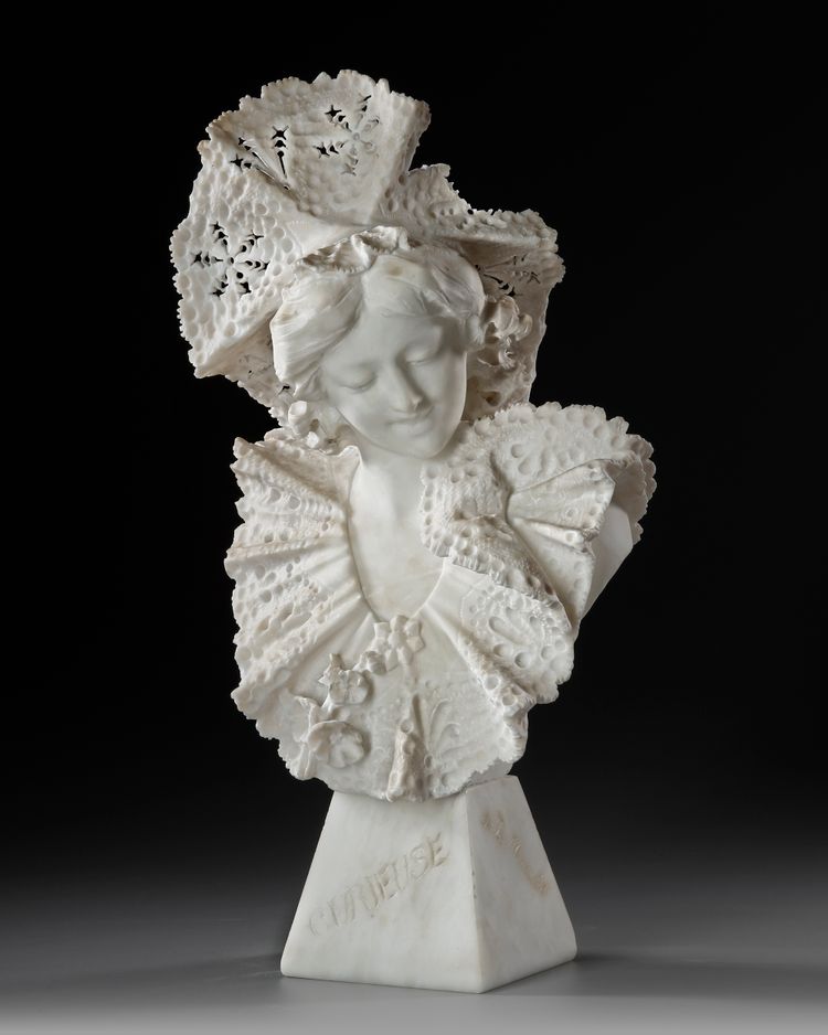 AN ALABASTER SCULPTURE OF AN ELEGANT LADY, LATE 19TH CENTURY