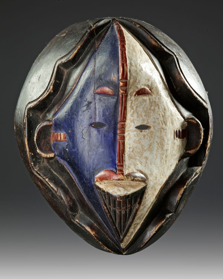 AN AFRICAN MASK, 20TH CENTURY