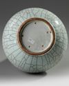 A CHINESE GE-STYLE CRACKLE-GLAZED BOTTLE VASE