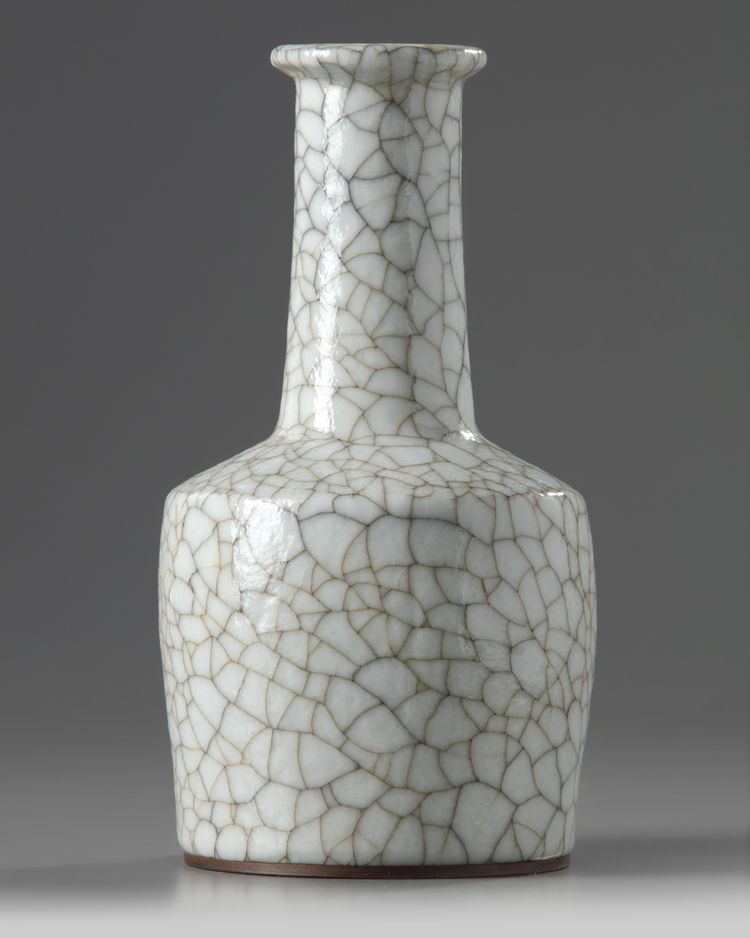 A Chinese ge-style crackle-glazed bottle vase
