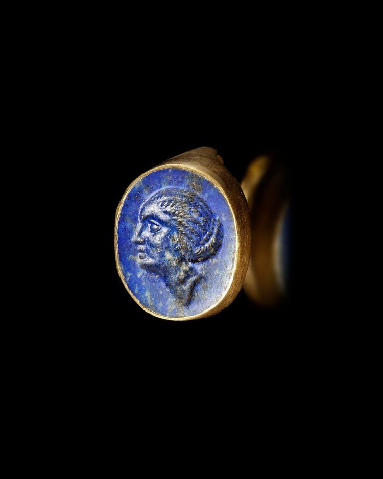 A PTOLEMAIC GOLD RING WITH LAPIS LAZULI INTAGLIO, 3RD-2ND CENTURY BC